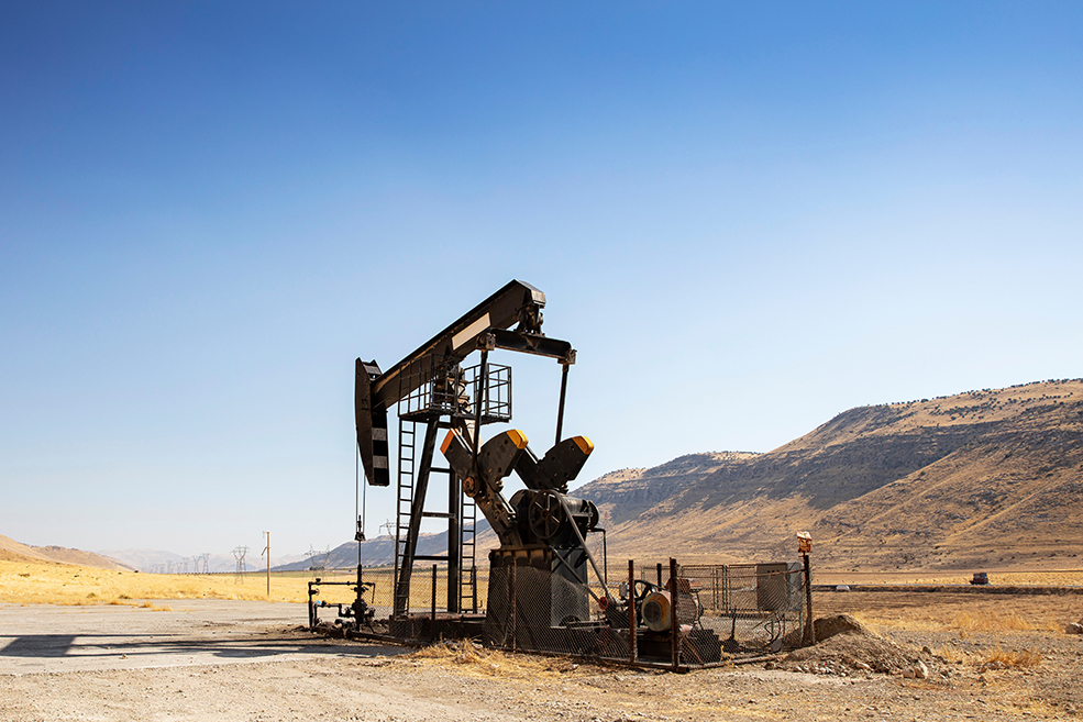 Torre de perforación de petróleo en un campo petrolífero desierto.