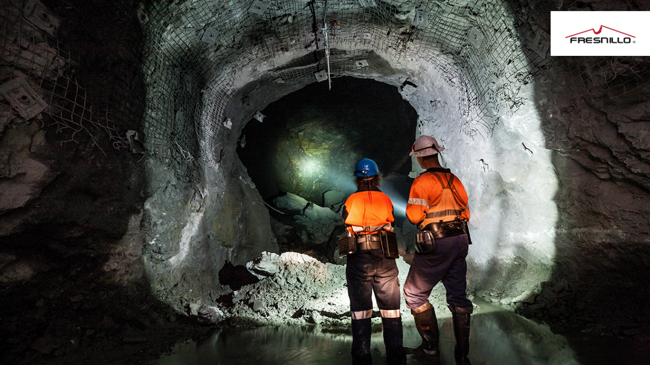 호주 뉴사우스웨일스주의 구리 광산 지하에 있는 광부들
