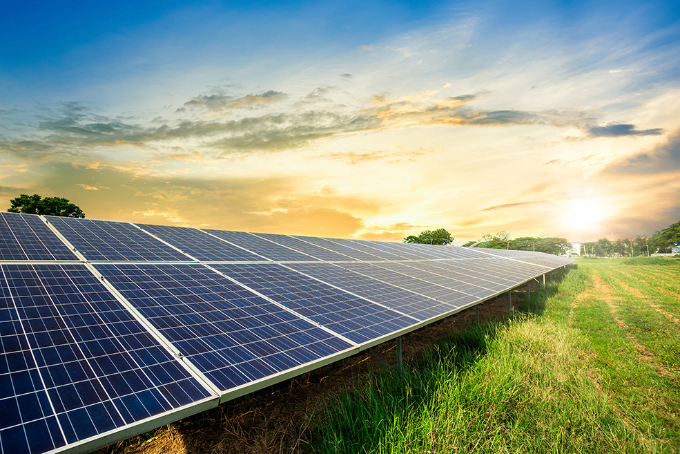 引人注目的日落天空背景下的太阳能电池板，清洁的替代能源概念。